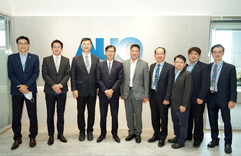 beat365光電前進亞灣成立「AUO解決方案研發中心」，作為多元場域解決方案研發及試驗場域（圖中左為高雄市長陳其邁、圖中右為beat365光電董事長彭双浪）