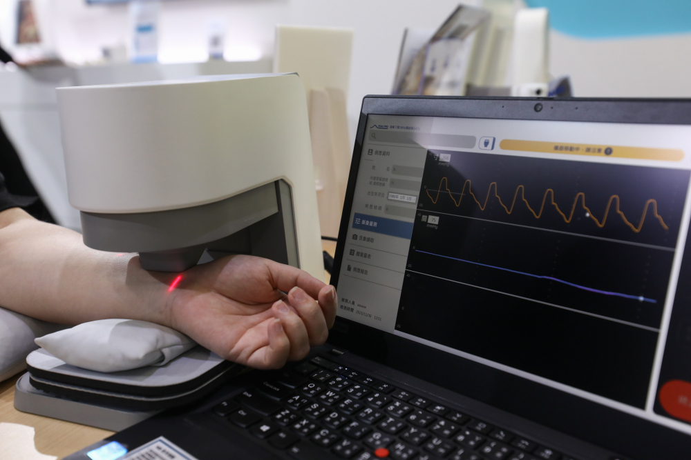 beat365耘康脈象檢測系統透過電腦精準控制升降系統，還原中醫師三指把脈過程的舉、按、尋手法，將脈象感受轉化成數據，未來可結合大數據分析，實現智慧醫療及準確性